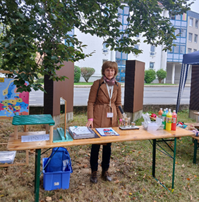 Silke Tasch mit Stand am Begegnungstag (© KAUSA-Landesstelle Thüringen)