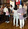 Interessierte am Präsentationsstand der KAUSA-Landesstelle Thüringen (© KAUSA-Landesstelle Thüringen)