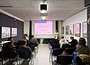 Lisa Melamud berichtet Teilnehmenden des Workshops zum Thema (© KAUSA-Landesstelle Thüringen)